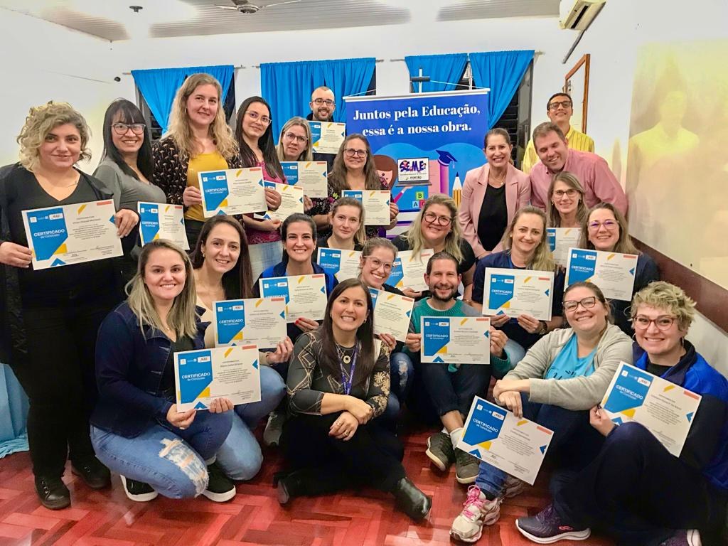 Educadores com certificados de formação